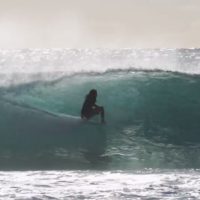 ロードトリップ最終地点の西オーストラリアでフリーサーフするトレン・マーティン