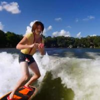 ポケモンGOサーフィン!?ポケモン捕獲のためにウェイクボーダーが湖へ出撃