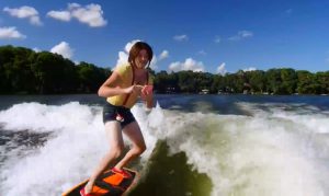 ポケモンgoサーフィン ポケモン捕獲のためにウェイクボーダーが湖へ出撃 サーフィン動画ニュース World Surf Movies