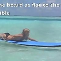 パドリングで乗る位置や体勢など：サーフィン初心者が覚えておくべきパドルのコツ