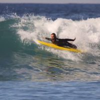 夏はリラックスサーフ!乗り方は自由なスポンジボード動画