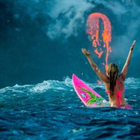 キラウエア火山から溶岩が流れる海！アリソン・ティールがパドルアウト