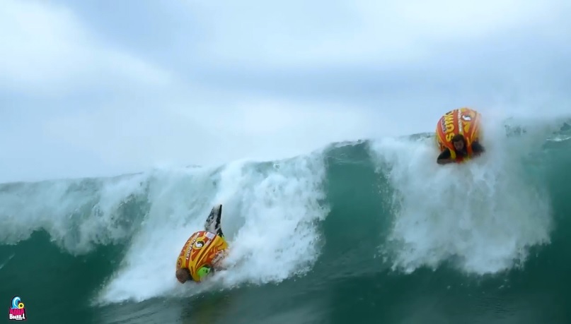 世界的に大流行の スモウチューブ 定番波乗りグッズになるかも サーフィン動画ニュース World Surf Movies
