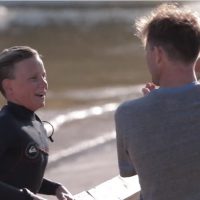 反復練習可能なウェイブプール@ウェールズでキッズサーファーがトレーニング