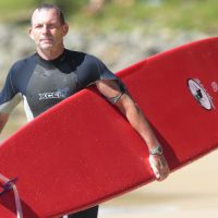 サーフ中にフィンカットしたオーストラリア元首相！本人は気付かずに海に入っていたけれど…