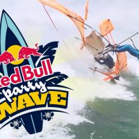 オアフ島ワイキキで開催されたパーティーウェイブを楽しむ2016年レッドブルイベント