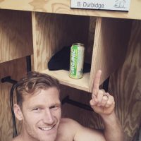 ショートボード復帰から間もないビード・ダービッジがケリーのウェイブプールを体験