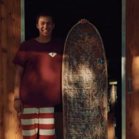 ダンボール箱を再利用して作り出す「アライア」形状のフィンレスサーフボード