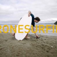 ジェットスキーを必要としないドローンに牽引してもらうドローンサーフィン