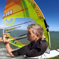 ウインドサーフィンをしながらスピードキューブ！マイケル・ジョージによる世界初の試み