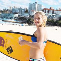 「iPhone 7」の防水機能は海でも通用するのか!?サーファーがチェック