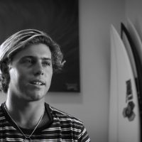 リンコン(カリフォルニア)が育んだコナー・コフィンのパワーサーフィンとフリーサーフ動画