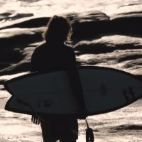 ビングサーフボードによる長めのツイン「サンフィッシュ」でラスタがフリーサーフ