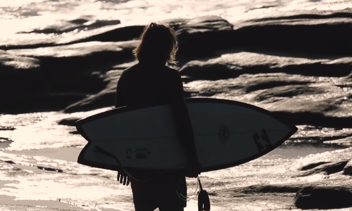 ビングサーフボードによる長めのツイン サンフィッシュ でラスタがフリーサーフ サーフィン動画ニュース World Surf Movies