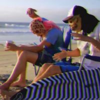 ハロウィンサーフィン！モンスターに仮装したサーファーがビーチに集結