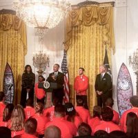 オバマ大統領の背後にジョンジョンお気に入りモデルのサーフボードが!