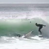 ドルフィンスルーしたサーファーのボードが襲い掛かってくるハプニング映像
