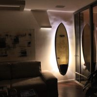 省スペースでサーフボードを部屋のインテリアとするサーフボードラック「AIR Surf Rack」