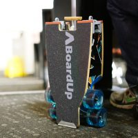世界初となる折り畳み可能なロングスケートボード「BoardUp」