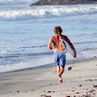 バハカリフォルニア(メキシコ)でクレイ・マルゾが当てた6~8フィートのバレルセッション