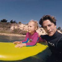 親子でサーフィンをシェア!ダニー・フラーが3歳の娘とタンデムサーフィン
