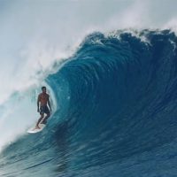 クラウドブレイク(フィジー)のボートマン(一般サーファー)が見せるバレルチャージ