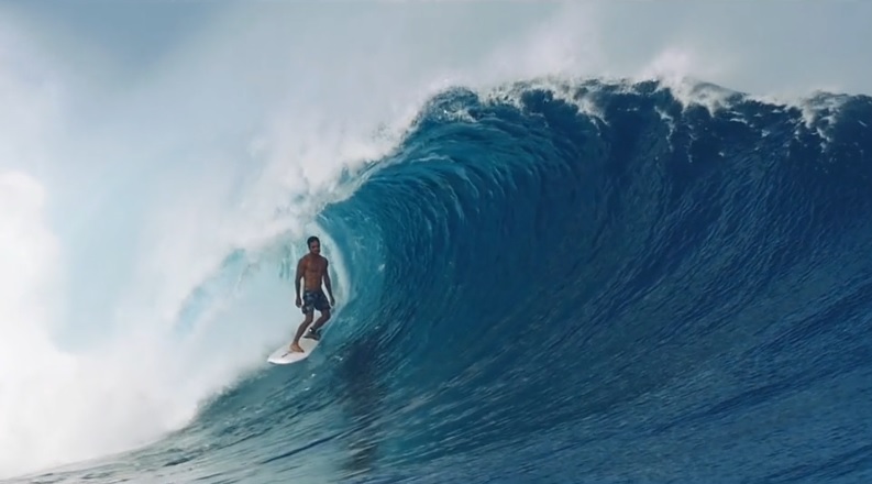 クラウドブレイク フィジー のボートマン 一般サーファー が見せるバレルチャージ World Surf Movies