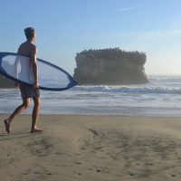 ほぼ透明のサーフボード「Jesus Board」！ビーチで目立ちたいサーファーはチェック