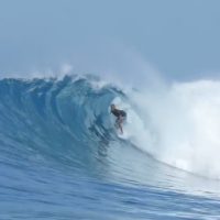 ジョシュ・カーがインドネシアのバレルをツインフィンで攻めた1セッション