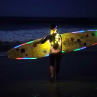 月明かりが強まるスーパームーン!カシア・ミーダーがナイトサーフィン