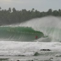 アフリカ大陸出身のマットとジェロームが当てた2016年ニアス(インドネシア)のビッグバレル