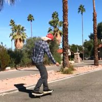 10代と変わらぬ情熱を持つ62歳のスケートボーターによるライディング動画