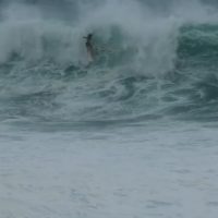 クローズ状態のオフザウォール!プロサーファーが極小スポンジボードでパドルアウト