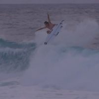 現在スウェル待ちのオアフ島ノースショアでトッププロが小波セッション