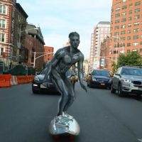 アメコミのシルバーサーファーがニューヨークに登場！ストリートを軽快にライディング