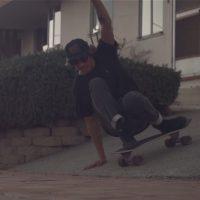 カーバーに乗るヤゴ・ドラのサーフライクなスケートシーンとフリーサーフ動画
