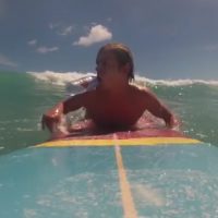 世界的に流行っているボトルフリップを波に乗りながらトライ