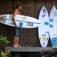 クレイ・マルゾがスレーターデザインズの小波モデル「オムニ」をテストライド