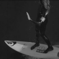 クレイグ・アンダーソンのスタイルが際立つ白黒スローモーション動画