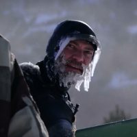 ウエットスーツにつららが出来るほど極寒の五大湖（アメリカ）でのサーフ動画