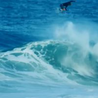 ジョンジョン・フローレンスがコナウィンドが吹くバックドアで特大アーリーウープ