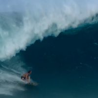 クリスマススウェル炸裂のパイプでJOB、メイソン、セスのバレルライディング動画