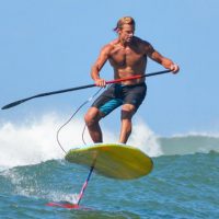 レイアード・ハミルトンが水中翼を装着したSUPで空中ライディング