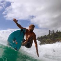 ミック、ガブリエル、ウィルコ、メイソンのリップカールライダーがボードショーツでフリーサーフ