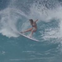 ステファニー・ギルモアがオアフ島(ハワイ)ノースショアのロッキーでフリーサーフ