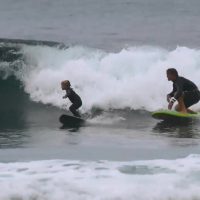 ヤディン・ニコルが息子とサーフィンを楽しむ心温まる親子セッション@ハワイ