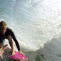 バックドア(オアフ島)のバレル内でジェイミー・オブライエンがGoProハンドオフ