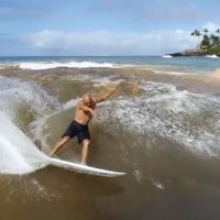 ケリー・スレーターが数年振りに見せたオアフ島(ハワイ)ワイメアでのリバーサーフィン