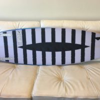 ボトム面にサメ除けデザインが施されたラスティのシャークアタック軽減サーフボードが誕生