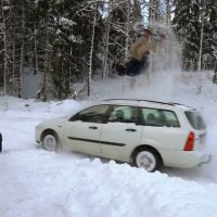 スノーボードで「車×バックフリップ」という世界初のトリックメイク映像